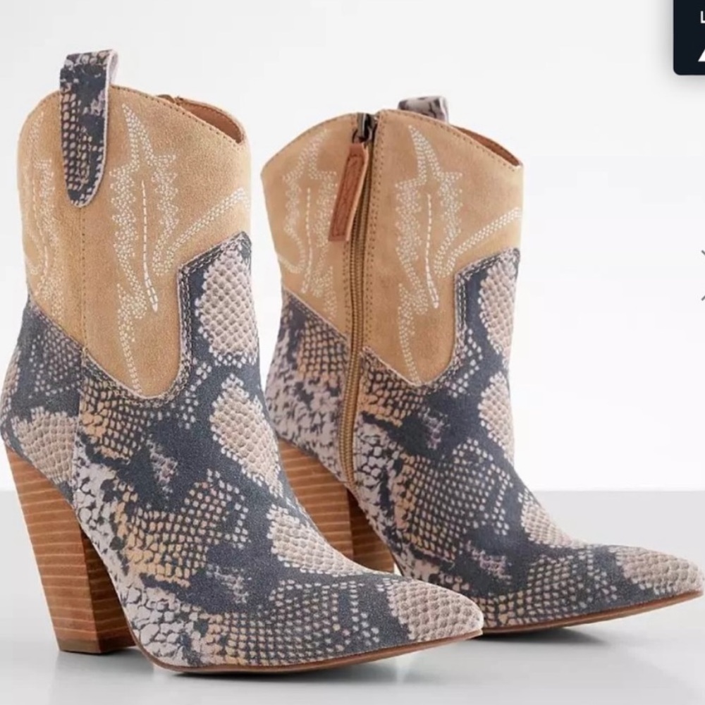 Dingo Calico Booties